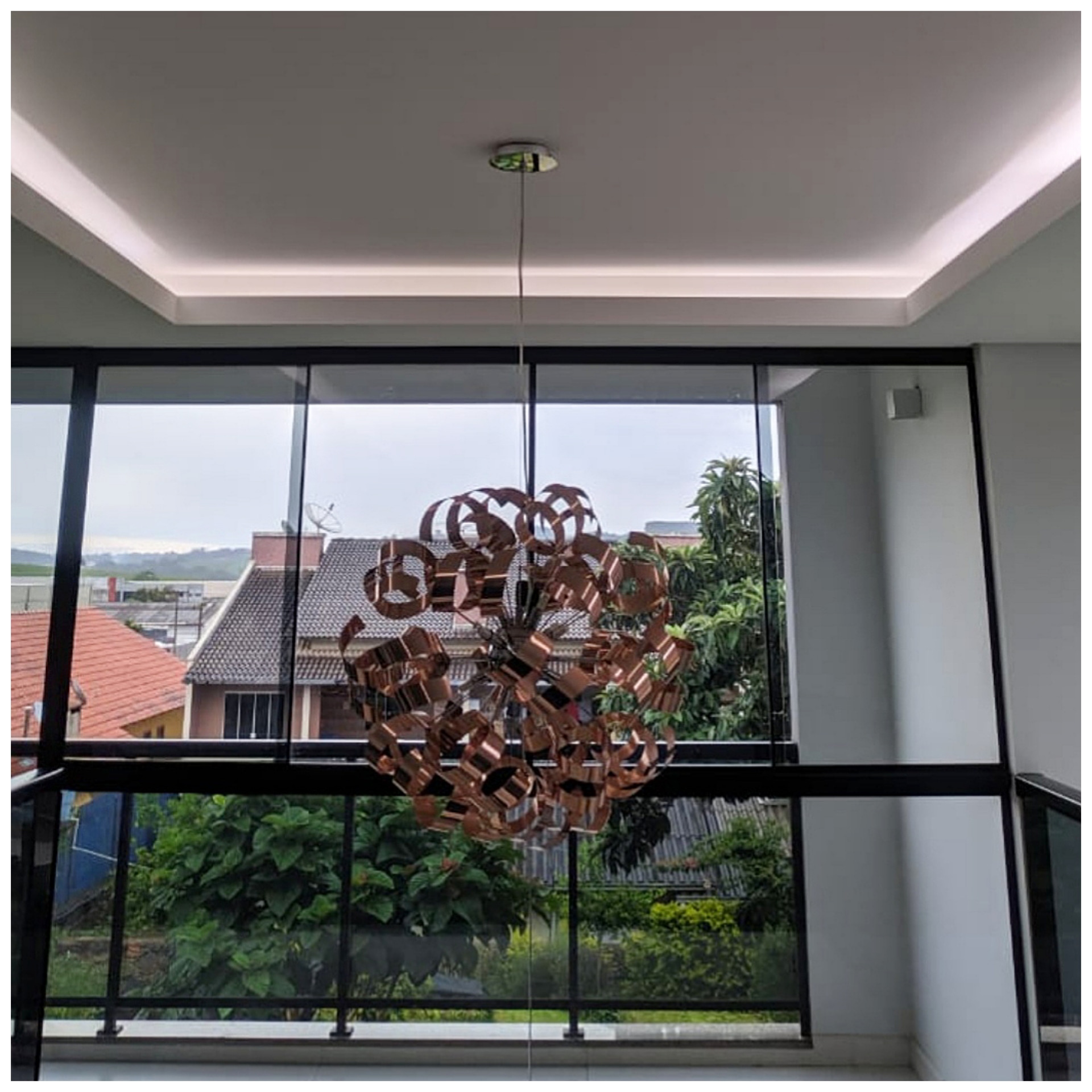 Forro decorativom com lustre